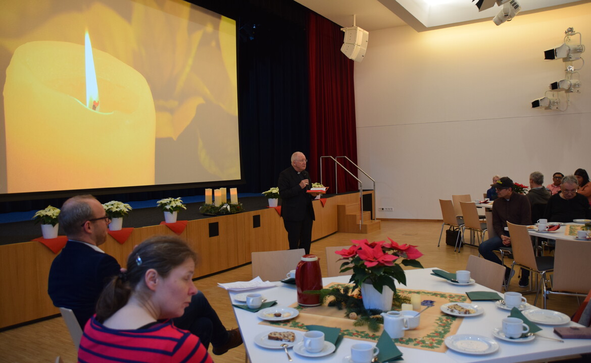 Weihbischof Ulrich Boom verkündet die Weihnachtsbotschaft bei der Feier 2022