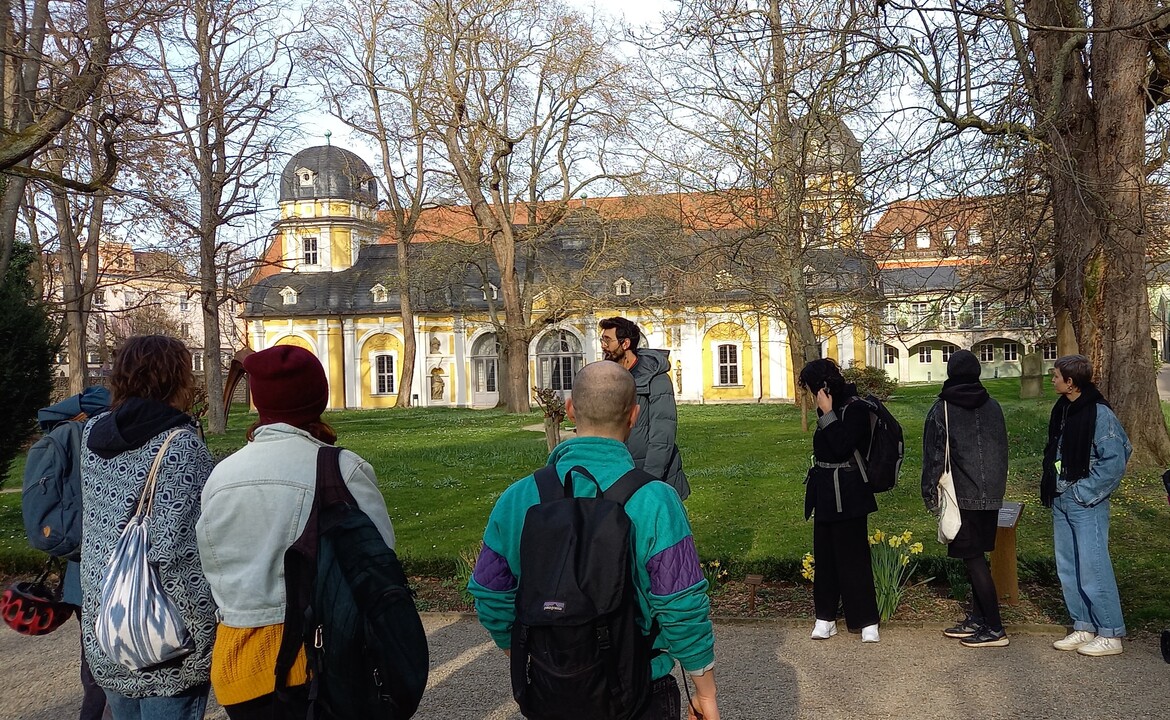 Bei dem Stadtrundgang geht es nicht nur um die koloniale Vergangenheit, sondern auch um Kontinuitäten in der Gegenwart. Foto: Esther Schießer