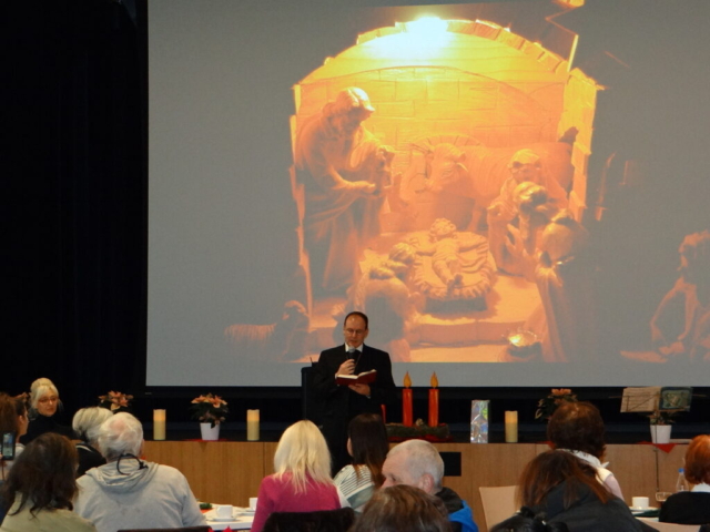 Weihbischof Paul Reder verliest das Weihnachtsevangelium an der Weihnachtsfeier für alleinstehende Menschen | Foto: Ulrich Zgraja