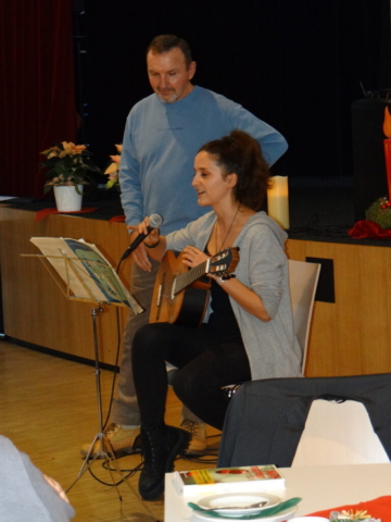 Eva Wegmann trägt mit Unterstützung von Gerhard Rumpel ein nachdenkliches Lied über Weihnachten vor. (Bild: Ulrich Zgraja)